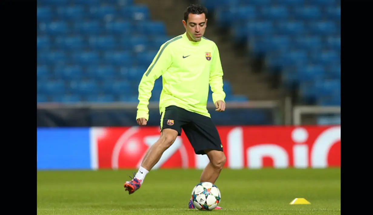 Xavi berlatih mengontrol bola saat latihan di Etihad Stadium, Inggris, Selasa (24/2/2015). Manchester City akan menjamu Barcelona di leg pertama Liga Champion di Etihad Stadium pada Rabu (25/2/2015).(Reuters/Carl Recine)