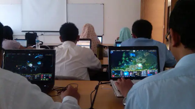 5 Potret Aksi Multitasking Saat Main Game Ini Kocak