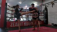 Instruktur dan pemilik Zealot Muaythai, Jeremias Luhukay di Sasana Zealot Muaythai Kelapa Gading, Minggu (08/10/2017). Latihan ini untuk persiapan bertanding padda 22 Oktober 2017. (Bola.com/Nicklas hanoatubun)