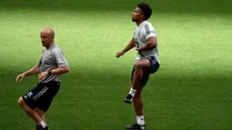 Gelandang Spanyol Adama Traore (kanan) melakukan pemanasan selama sesi latihan di stadion Wanda Metropolitano di Madrid (3/6/2021). Duel Spanyol vs Portugal dalam persiapan untuk Kejuaraan Euro 2021. (AFP Photo/Javier Soriano)