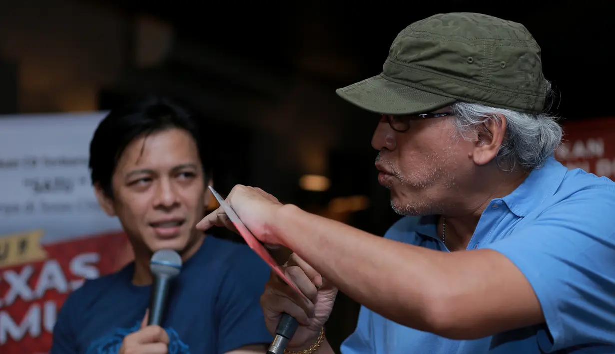 Sejak 2015 silam, musisi legendaris Iwan Fals telah mengenalkan album 'Satu' yang digarap bersama keempat band tersebut. Dalam kolaborasi satu album itu berisi 10 lagu. (Adrian Putra/Bintang.com)