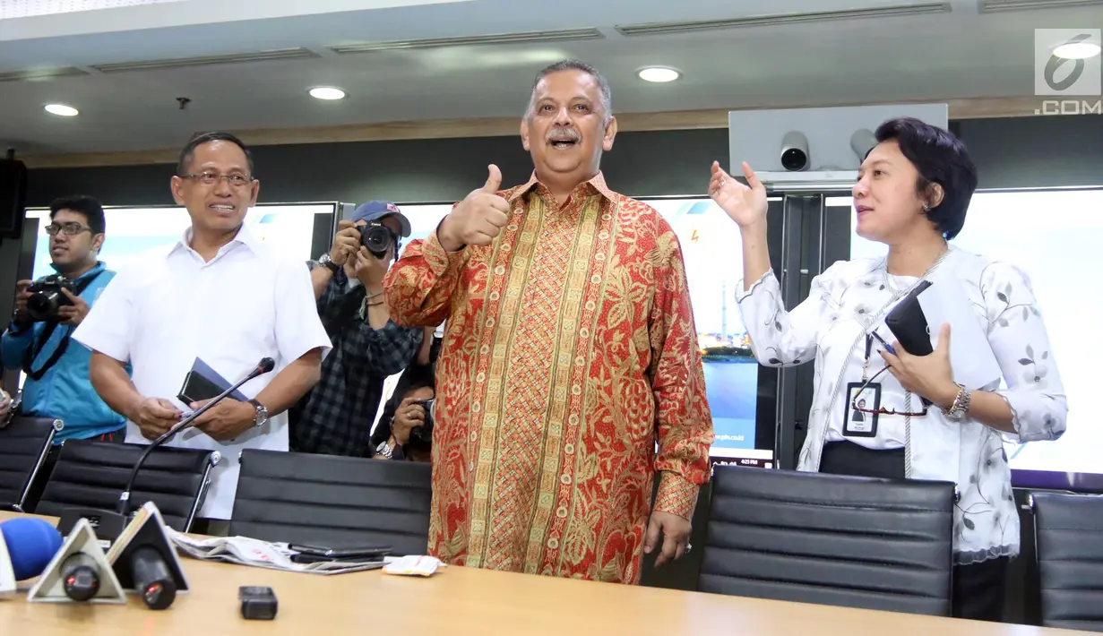 Dirut PLN Sofyan Basir (tengah) usai memberi keterangan pers setelah rumahnya digeledah oleh KPK, Jakarta, Senin (16/7). KPK menggeledah rumah Sofyan terkait suap yang melibatkan anggota Komisi VII DPR RI Eni Maulani Saragih. (Liputan6.com/Arya Manggala)
