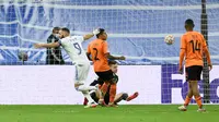 Karim Benzema mencetak gol keduanya sekaligus gol kemenangan 2-1 pada babak kedua di menit ke-60. Ia berhasil meneruskan umpan dari Vinicius Junior yang sebelumnya bekerjasama satu dua dengan Casemiro. (AFP/Oscar Del Pozo)