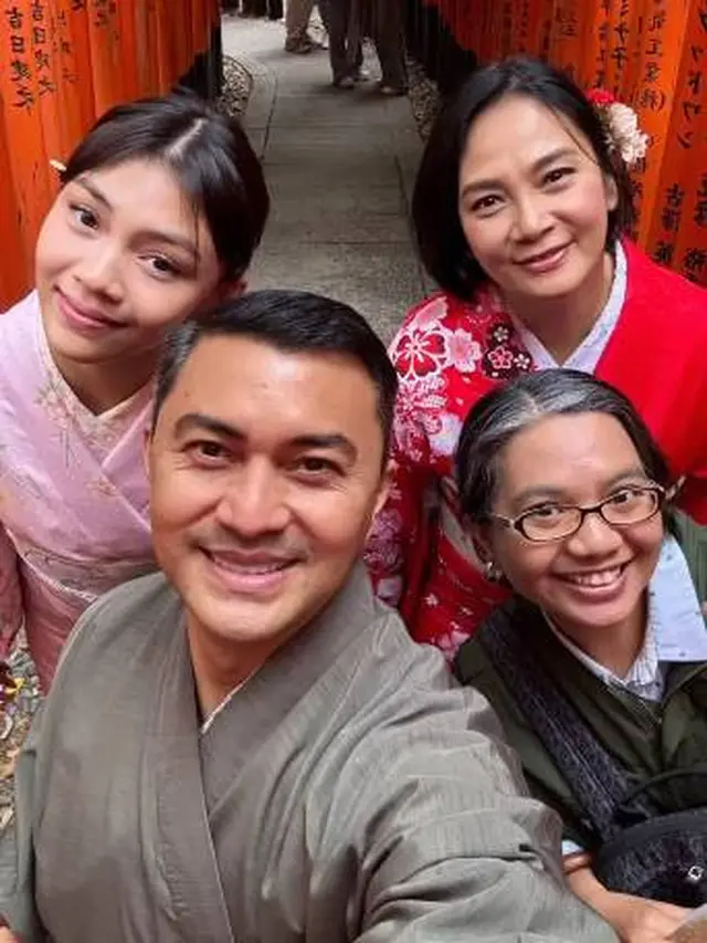 7 Liburan Keluarga Anjasmara ke Jepang, Tampil Mesra di Bawah Pohon Sakura