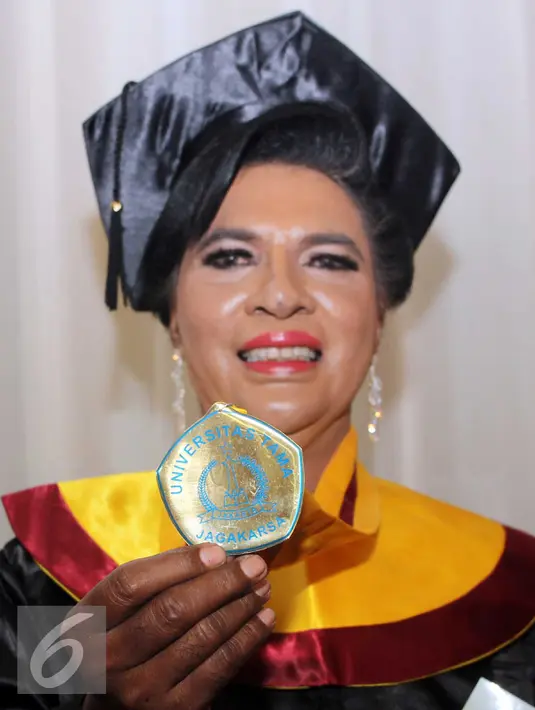 Aktivis Waria Indonesia, Yulianus Rettoblaut alias Mami Yuli saat upacara wisuda di salah satu perguruan tinggi di Jakarta Selatan, Rabu (9/9/2015). Mami Yuli berhasil meraih gelar Master Hukum dengan predikat terbaik. (Liputan6.com/Helmi Afandi)
