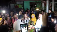 Menteri Khofifah mengunjungi 'kampung paedofil' di Jakarta Utara. (Liputan6.com/Nafiysul Qadar)