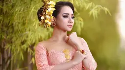 Selain bersuara merdu, pedangdut asal Sidoarjo ini juga punya penampila yang menarik. Ia kerap dijadikan model dalam berbagai acara. Salah satunya menjadi model dalam sebuah pemotretan. Seperti pemotretan kali ini, Lala tampil memesona dengan kebaya berwarna merah muda.(Liputan6.com/IG/@lala__widy)