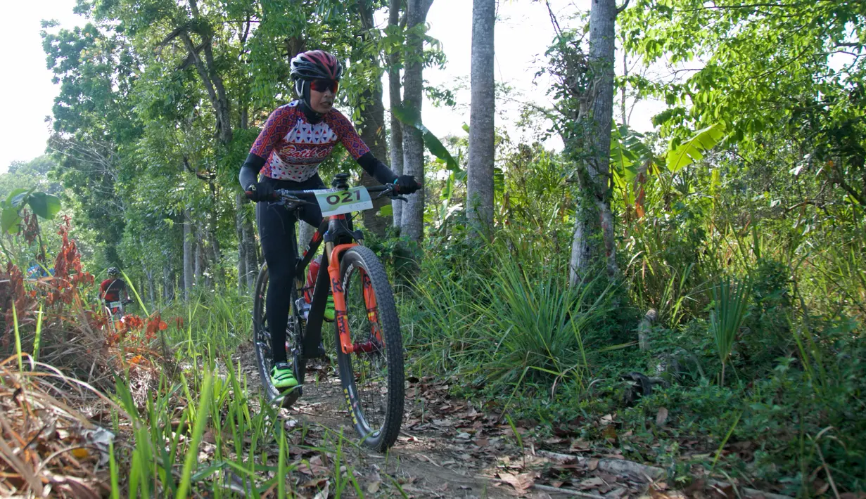 Pebalap sepeda mengikuti kejuaraan Mountain Bike Cross Country Marathon (MTB XCM) di Kawasan Tanjung Lesung, Pandeglang, Banten, Sabtu (29/9). Kejuaraan lintas alam tersebut berlangsung dari 28 hingga 30 September 2018. (Liputan6.com/HO/Nick)