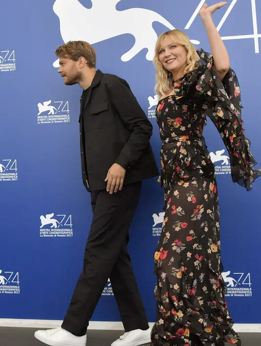 Aktris Kirsten Dunst dan aktor Pilou Asbaek menghadiri pemutaran film "Woodshock" di Festival Film Venice ke-74 di Venice Lido, Italia (4/9). Dalam film tersebut Kirsten Dunst berperan sebagai Theresa. (AFP Photo/Tiziana Fabi) 