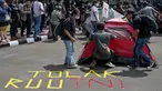 Para mahasiswa memprotes agenda pengesahan Revisi Undang-Undang (RUU) Tentara Nasional Indonesia (TNI) menjadi Undang-Undang di depan gedung Parlemen RI di Jakarta pada tanggal 20 Maret 2025. (BAY ISMOYO/AFP)
