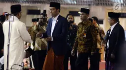 Presiden Jokowi bersalaman dengan Imam Rawatib Masjib Istiqlal Husni Ismail sebelum Salat Idul Fitri, Jakarta, Minggu (25/6). Pemerintah menetapkan 1Syawal 1438 H pada Minggu (25/6) setelah menunaikan 29 hari ibadah puasa. (Liputan6.com/Johan Tallo)