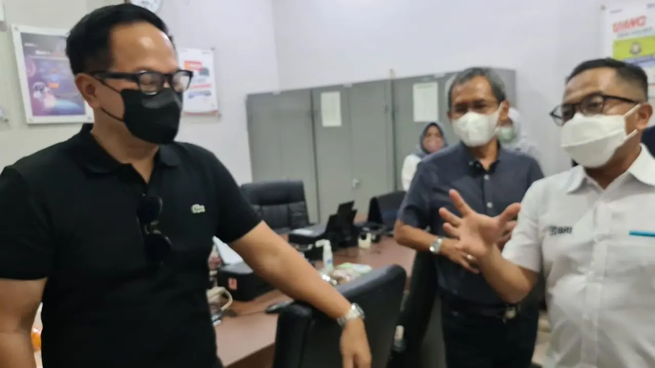 Wakil Menteri Badan Usaha Milik Negara (BUMN) Kartika Wirjoatmodjo didampingi oleh Direktur Kepatuhan BRI Ahmad Solichin Lutfiyanto datang langsung mengunjungi salah satu AgenBRILink dan co-Location SenyuM di Unit Sengkol, Lombok.