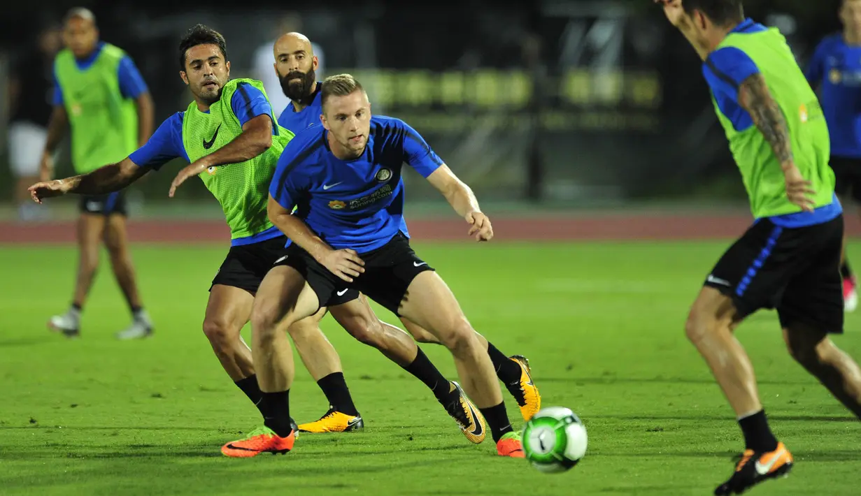 Pemain baru Inter Milan, Borja Valero, mengikuti sesi latihan di Nanjing, China, Minggu, (23/7/2017). Inter Milan akan menghadapi Olympique Lyon pada laga turnamen pramusim ICC 2017. (AFP/STR)