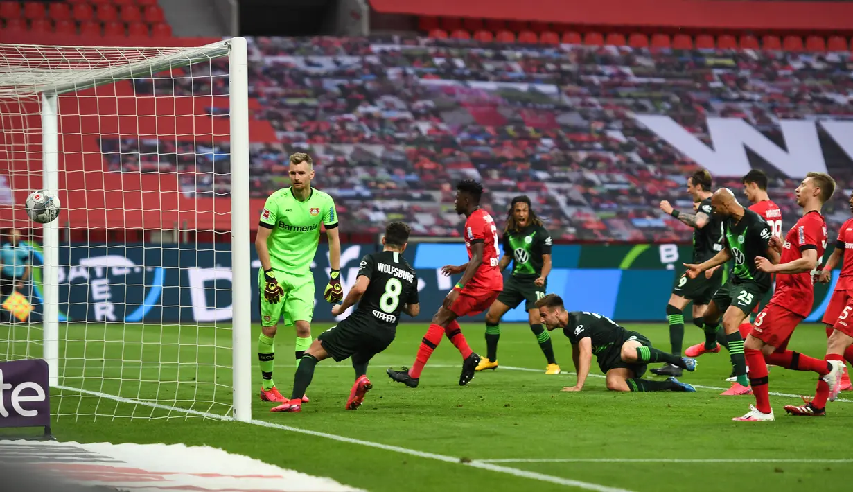 Bek Wolfsburg, Marin Pongracic, saat mencetak gol ke gawang Bayer Leverkusen pada laga pekan ke-28 Bundesliga di Stadion Bay Arena, Selasa (26/5/2020) waktu setempat. Wolfsburg menang 4-1 atas Bayer Leverkusen. (AFP/Marius Becker/POOL)