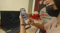 Nasabah sedang melakukan pembelian reksa dana menggunakan OCTO Mobile CIMB Niaga di Jakarta, Kamis (3/6/2021).