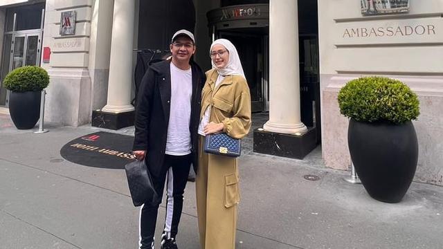 7 Potret Pasha Ungu dan Adelia Liburan ke Paris di Bulan Ramadhan