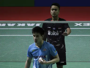 Tunggal putra Indonesia, Anthony Sinisuka Ginting, mengembalikan kok saat melawan tunggal Thailand, Kantaphon Wancharoen, pada Blibli Indonesia Open 2019 di Istora Senayan, Jakarta, Kamis (17/7). Ginting kalah 20-22, 21-11, 20-22. (Bola.com/Yoppy Renato)