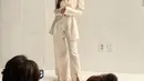 Penampilan yang tak kalah menarik dari Park Min Young mengenakan set atasan cropped blazer putih, dipadu celana panjang yang serasi, dengan detail edgy. [Foto: Instagram/rachel_mypark]