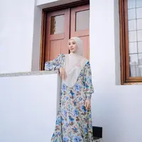 Dress floral pattern dengan hijab polos memberi kesan manis dan anggun.