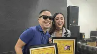 Sandhy Sondoro dan Selvi Kitty di launching single “Yang Penting Cuan" yang diadakan pada Senin, 20 Maret 2023 di gedung NAGASWARA. (Dok. NAGASWARA)