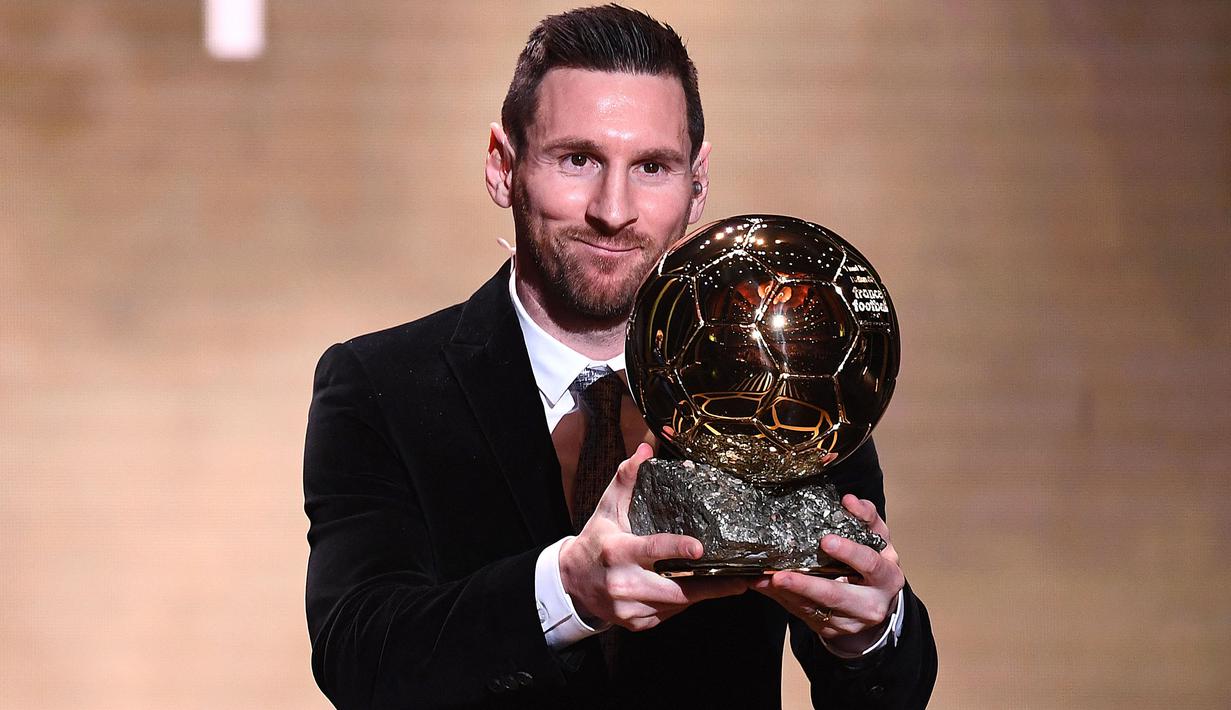 Saat meraih trofi Ballon d'Or untuk yang keenam kalinya pada 2019 masih bersama Barcelona, Lionel Messi tampil beda dibandingkan dengan lima penghargaan sebelumnya. La Pulga mulai memelihara kumis dan berewoknya saat berpose dengan trofi Ballon d'Or 2019. (AFP/Franck Fife)