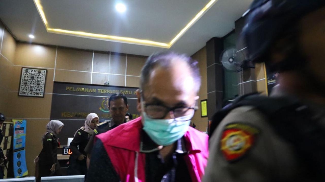 Modus mereka meminjam perusahaan tersebut untuk memenuhi syarat administrasi pelelangan.