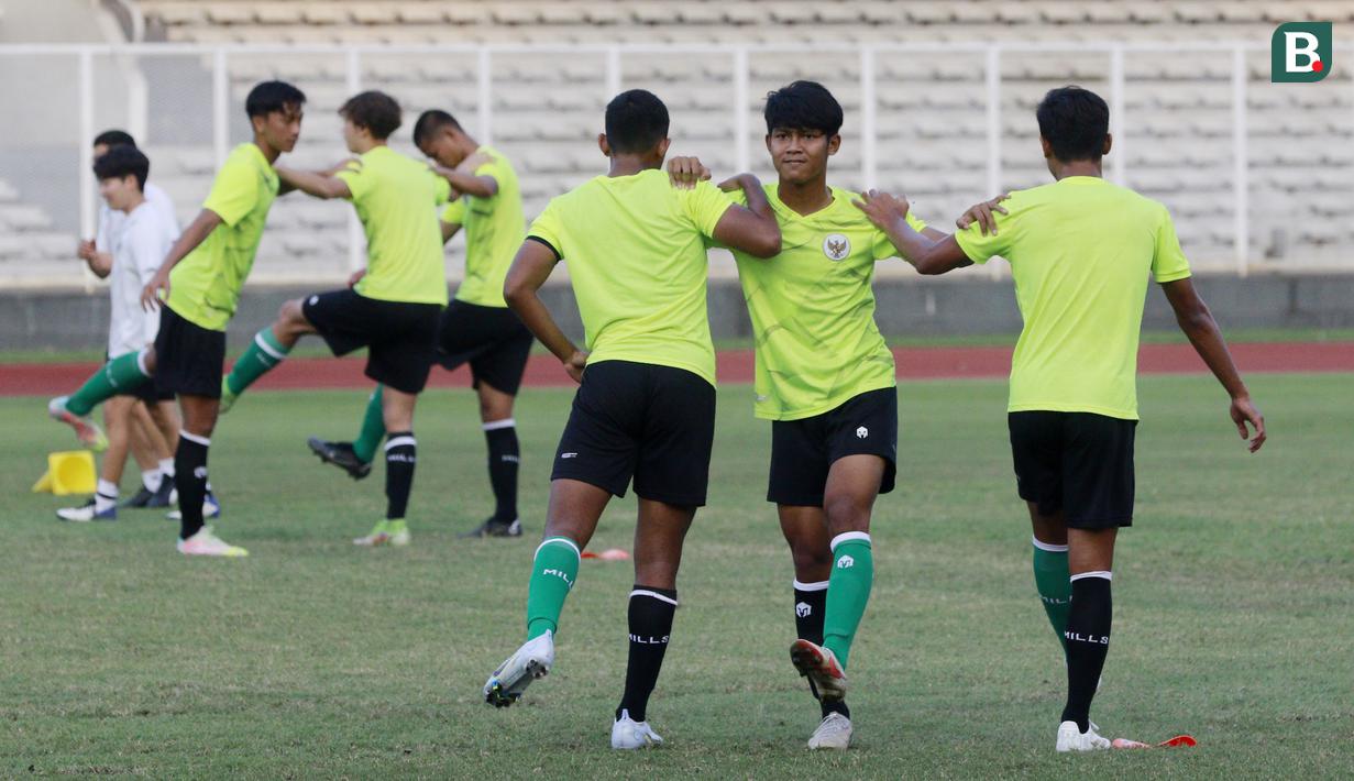 Sejumlah pemain Timnas Indonesia U-19 melakukan latihan jelang Piala AFF U-19 2022 di Stadion Madya, Jakarta, Selasa (21/6/2022). (Bola.com/M Iqbal Ichsan)