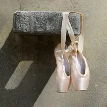 Sepatu balet. (dok. Unsplash/Rhamely)