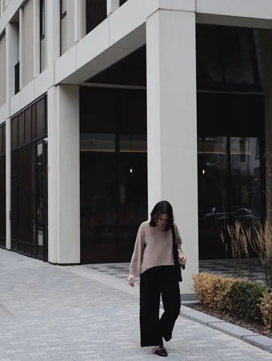 <p>Knit sweater berwarna mocca sangat cocok dipadu padankan dengan celana kulot berwarna hitam, lho.&nbsp;(instagram/agthpricilla)</p>