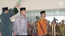 Deputi Penindakan KPK Brigjen Pol Firli (kiri) dan Direktur Penuntutan Supardi melakukan sumpah jabatan ketika pelantikan di gedung KPK, Jumat (6/4). Pelantikan dua pejabat baru ini dipimpin oleh Ketua KPK, Agus Rahardjo. (Liputan6.com/Herman Zakharia)
