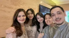 Pernikahan Cut Tari dan Richard Kevin otomatis mempersatukan anak-anak mereka menjadi saudara. Meskipun tak memiliki hubungan darah, nyatanya ketiga anak mereka sangatlah akur, terutama kedua anak perempuan mereka. (Liputan6.com/IG/@cuttaryofficial)