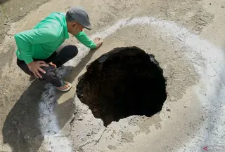 Lubang Raksasa (AntaraNews)