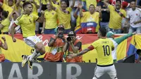  Radamel Falcao (kiri) merayakan gol bersama James Rodriguez saat melawan Brasil pada laga kualifikasi Piala Dunia 2018 di Roberto Melendez stadium, Barranquilla, Kolombia, (5/9/2017). Kolombia bermain imbang 1-1 lawan Brasil. (AP/Fernando Vergara)