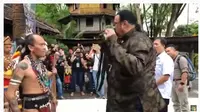 Steven Seagal saat mengunjungi rumah adat Dayak. (YouTube/ Ekspedisi Enggang)