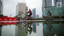 Warga bersepeda saat Car Free Day (CFD) di kawasan Bundaran HI, Jakarta, Minggu (2/10/2022). Meski diguyur hujan deras sejak pagi, warga tetap antusias untuk tetap berolahraga saat CFD. (Liputan6.com/Faizal Fanani)