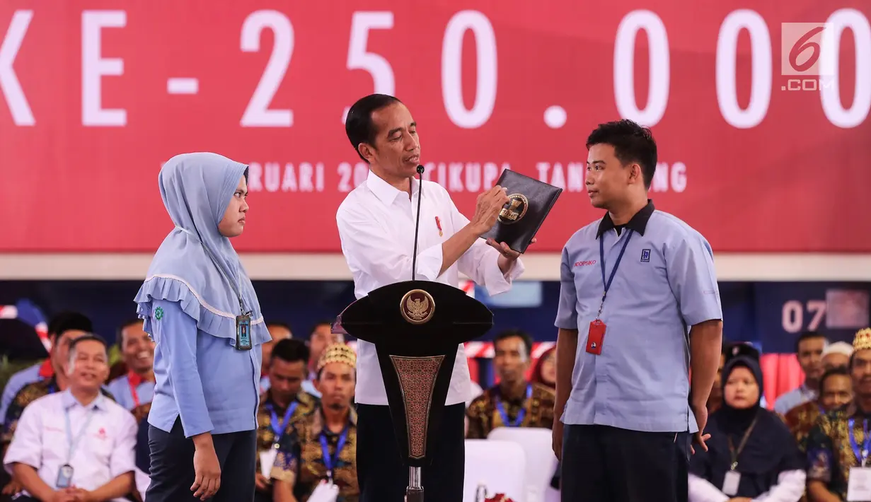 Presiden Jokowi berdialog dengan karyawan Mayora pada acara Pelepasan Kontainer Ekspor Mayora di pabrik Mayora di Cikupa Tangerang, Senin (18/2). Jokowi secara resmi melepas kontainer ekspor ke 250.000 ke Filipina. (Liputan6.com/Fery Pradolo)