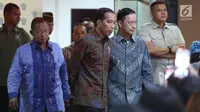 Presiden Joko Widodo didampingi Menko Perekonomian Darmin Nasution dan Kepala BKPM Thomas Lembong meninjau layanan konsultasi Online Single Submission (OSS) BKPM di PTSP BKPM, Jakarta, Senin (14/1). (Liputan6.com/Angga Yuniar)