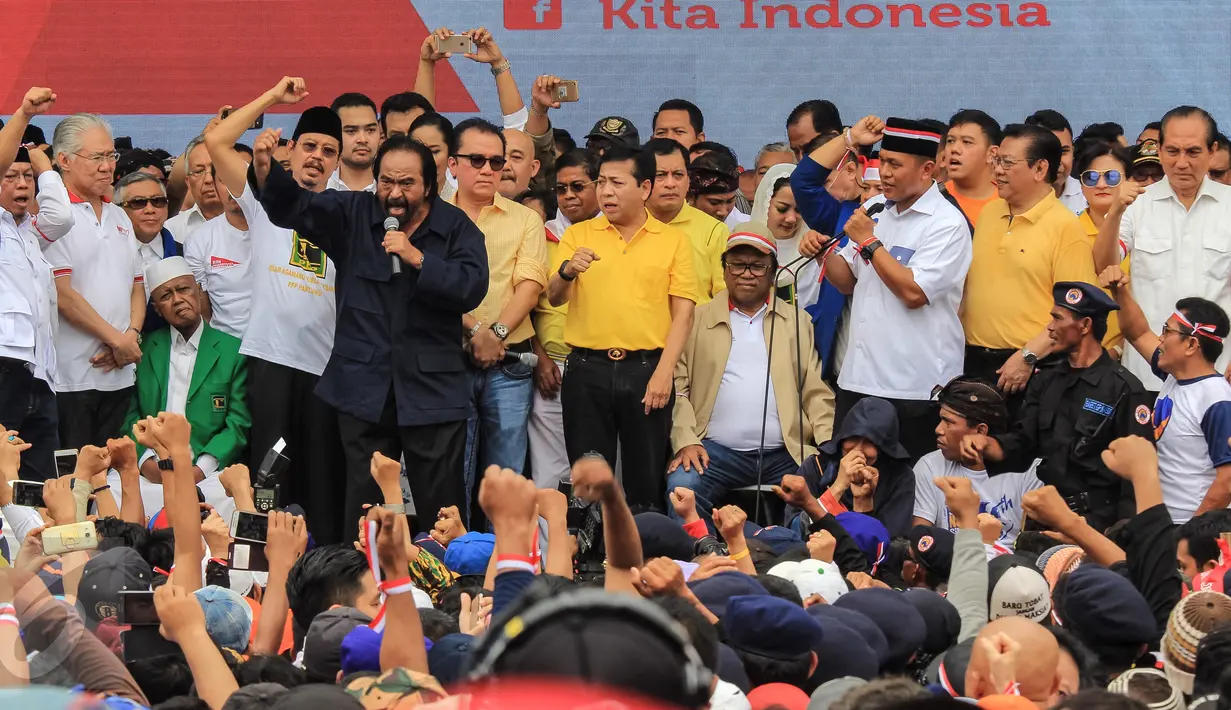 Ketum Partai Nasdem, Surya Paloh berorasi di panggung parade kebudayaan 'Aksi Kita Indonesia' di Bundaran HI, Jakarta, Minggu (4/12). Acara ini diisi dengan parade budaya Indonesia dan orasi tokoh politik nasoional Indonesia. (Liputan6.com/Fery Pradolo)