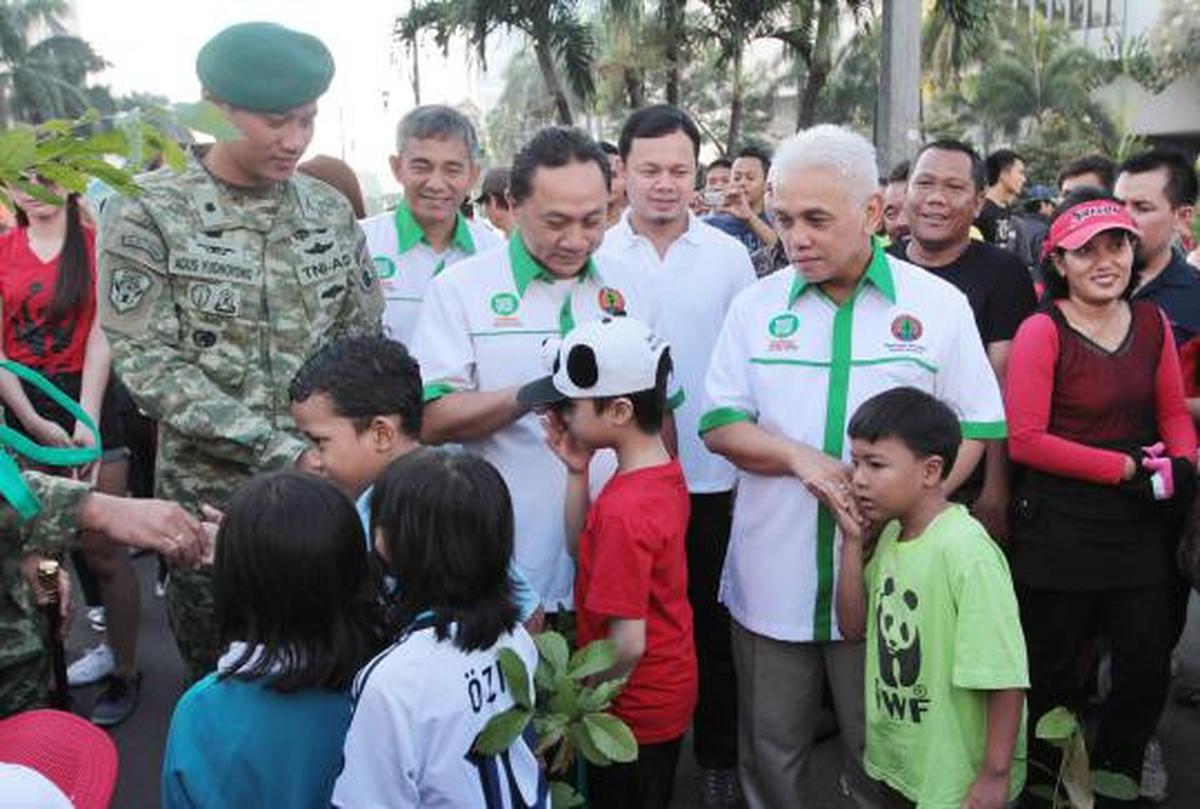 Baret hijau goyang 'flashmob' di Bundaran HI