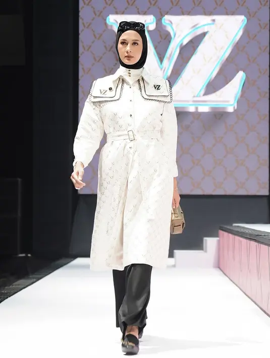 Untuk melengkapi penampilannya, Paula membawa clutch box berwarna emas, yang memberikan kontras mewah pada keseluruhan look-nya.   [@vivizubedi].