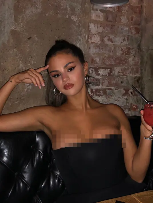 "Jadi ini alasan Selena selama ini. Memulihkan diri usai operasi payudara," tulis seorang netizen. (instagram/selenagomez)
