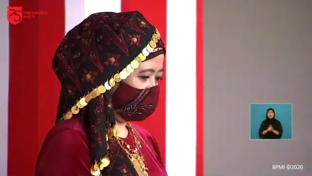 Ketua DPR Puan Maharani mengenakan Tengkuluk, pakaian adat Jambi saat mengikuti upacara HUT ke-75 RI.