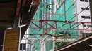 Kereta commuterline melintas dekat proyek pembangunan Apartemen Mahata Tanjung Barat di sekitar Stasiun Tanjung Barat, Jakarta, Kamis (30/1/2020). Apartemen Mahata Tanjung Barat dibangun di atas lahan seluas 15.244 meter persegi dan akan memiliki hunian sebanyak 1.216 unit. (Liputan6.com/Immanuel An