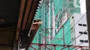 Kereta commuterline melintas dekat proyek pembangunan Apartemen Mahata Tanjung Barat di sekitar Stasiun Tanjung Barat, Jakarta, Kamis (30/1/2020). Apartemen Mahata Tanjung Barat dibangun di atas lahan seluas 15.244 meter persegi dan akan memiliki hunian sebanyak 1.216 unit. (Liputan6.com/Immanuel An