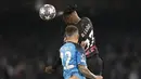 Pemain AC Milan, Rafael Leao, duel udara dengan pemain Napoli, Giovanni Di Lorenzo, pada laga babak perempat final leg kedua di Stadio Diego Armando Maradona, Rabu (19/4/2023). (AP Photo/Andrew Medichini)