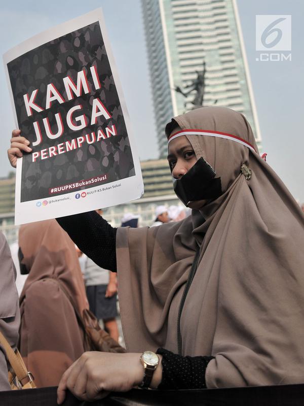 Aktivis menggelar aksi penolakan Rancangan Undang-undang Penghapusan Kekerasan Seksual (RUU PKS) di area car free day, Bundaran HI, Jakarta, Minggu (28/4/2019). Mereka menilai disahkannya RUU PKS yang tengah dibahas DPR dapat meningkatkan perilaku seks bebas & aborsi. (merdeka.com/Iqbal S. Nugroho)
