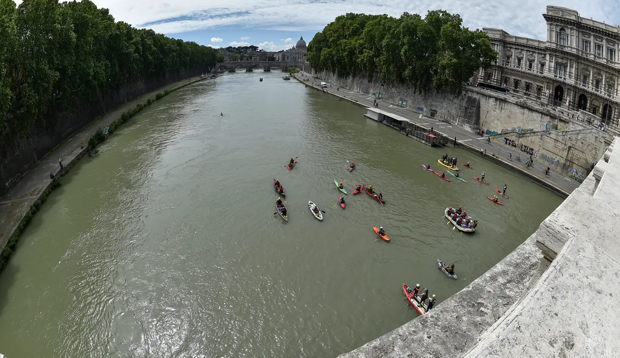 Pemandangan sungai Tiber yang diramaikan oleh sejumlah peserta International Tiber Canoe Descent di Roma, Italia (5/1). Acara ini diselenggarakan untuk mempromosikan olah raga kano serta pariwisata di kota Roma. (AFP Photo/Andreas Solaro)
