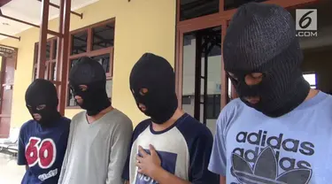 Polres Cianjur menggerebek sebuah pesta komunitas gay di kawasan Cipanas, Cianjur Jawa Barat.