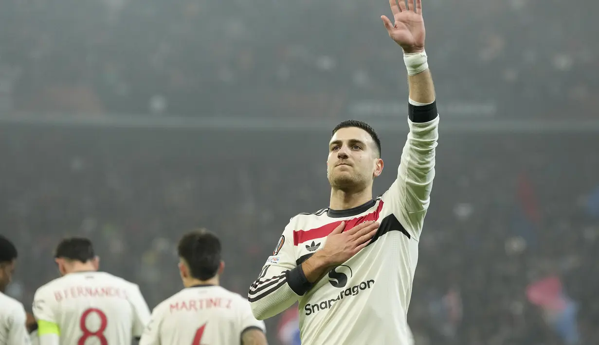 Pemain Manchester United, Diogo Dalot melakukan selebrasi setelah mencetak gol ke gawang FCBS dalam laga lanjutan Liga Europa 2024/2025 di National Arena Stadium, Bucharest, Romania, Jumat (31/01/2025). (AP Photo/Andreea Alexandru)