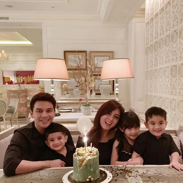 6 Potret Kompak Jonathan Frizzy dengan Ketiga Anaknya yang Jadi Bintang Iklan